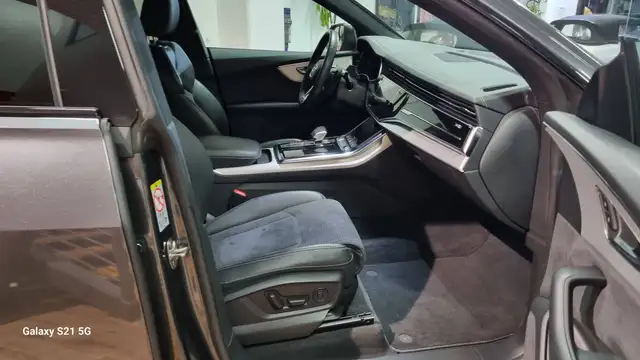 Audi Q8 view 17