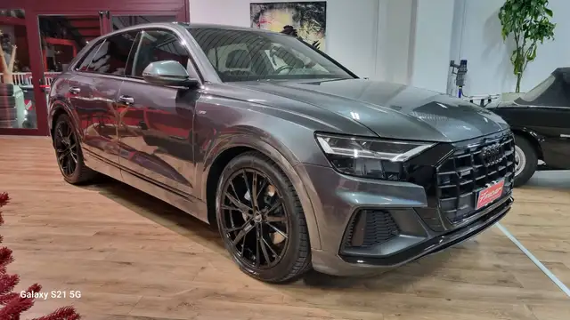 Audi Q8 view 8