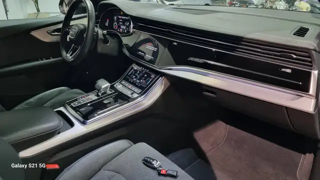 Audi Q8 view 19