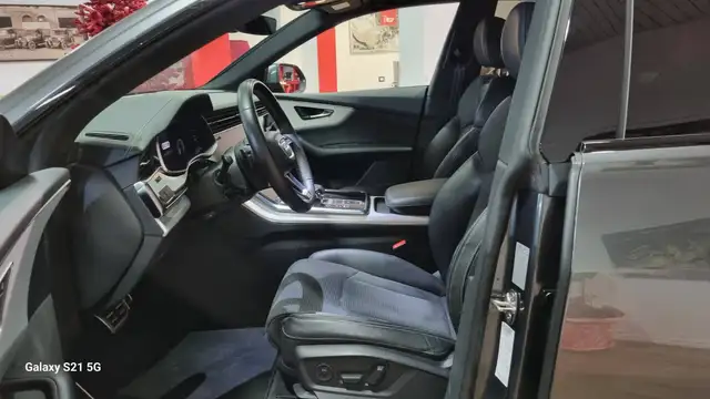 Audi Q8 view 5