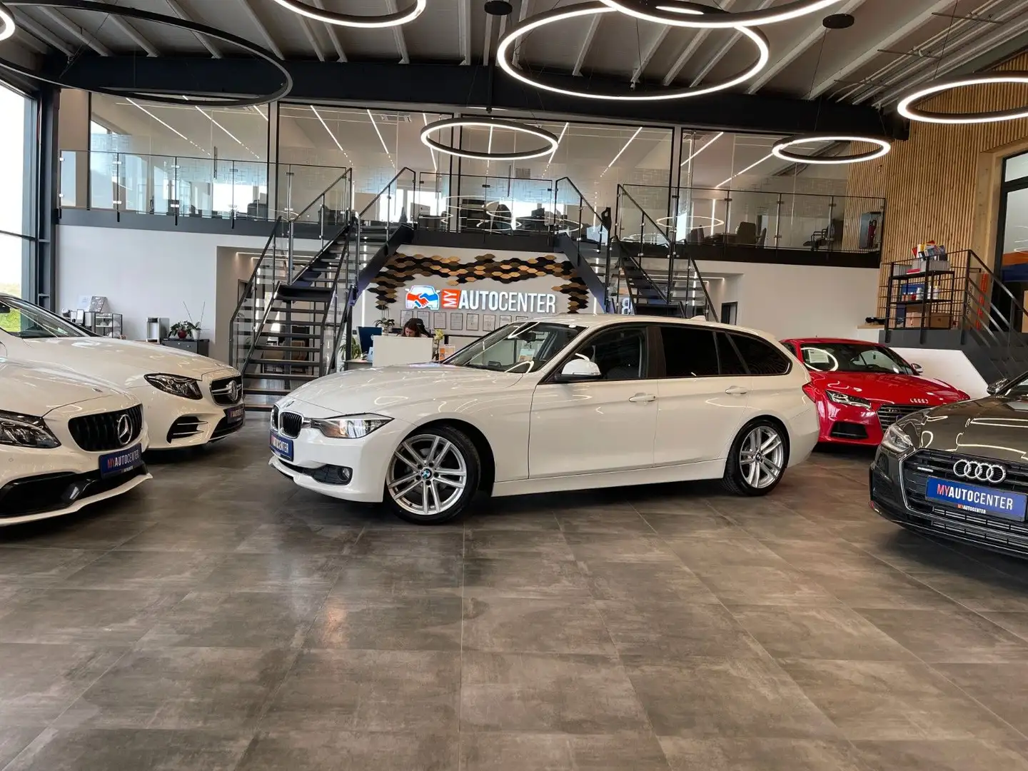 BMW 318 d Touring xDrive*2.Hand*Klima*Navi*Bluetooth Weiß - 1