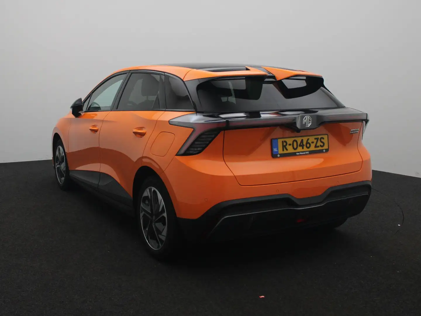 MG MG4 Long Range Luxury 64 kWh | Navigatie | Led Koplamp Oranje - 2
