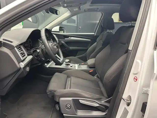 Audi Q5 view 12