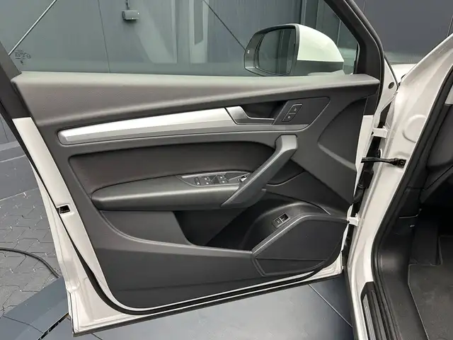 Audi Q5 view 11