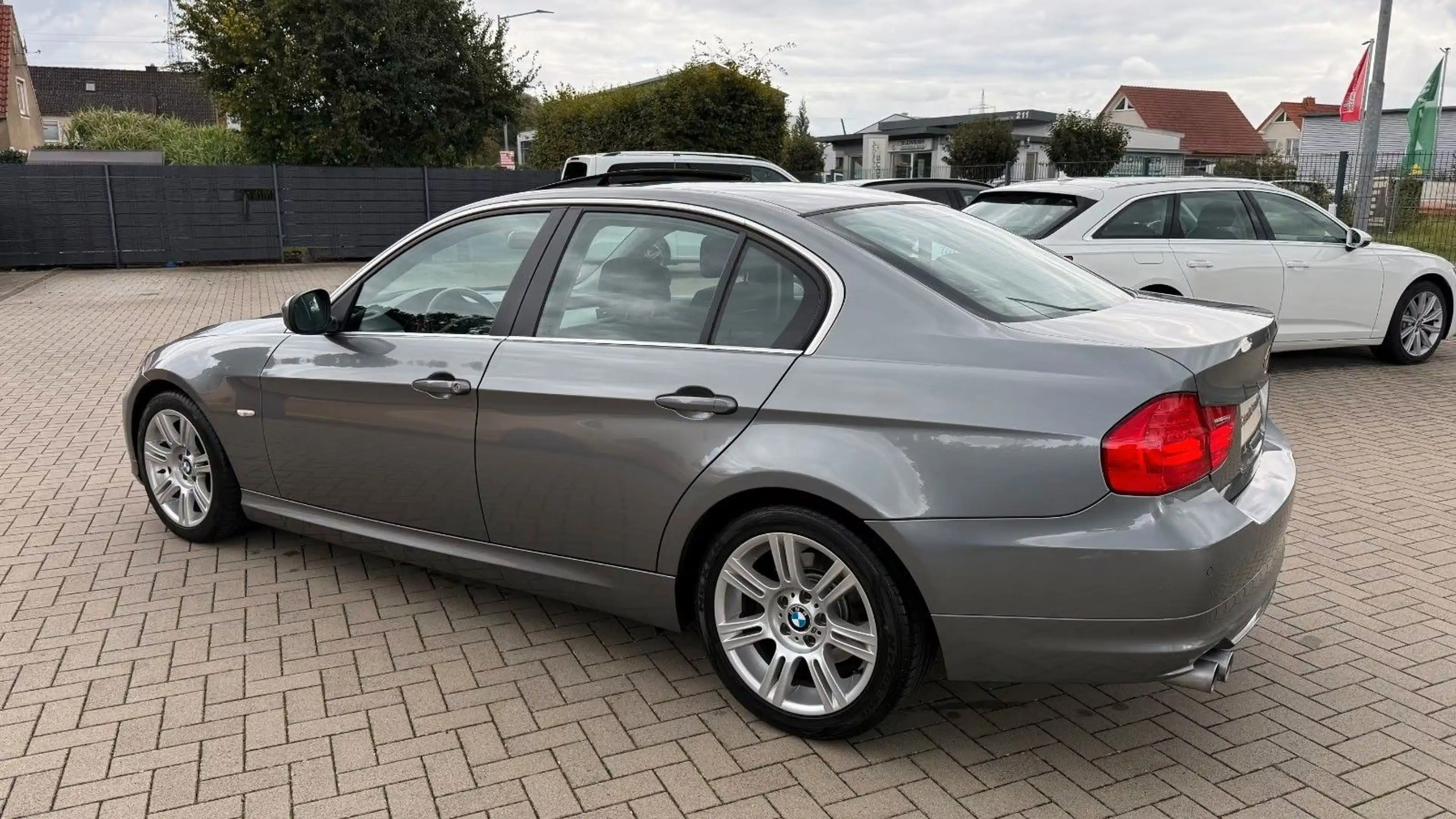 BMW 325 i Limo LCI-BiXenon-Automatik-Schiebedach-LM — photo 3