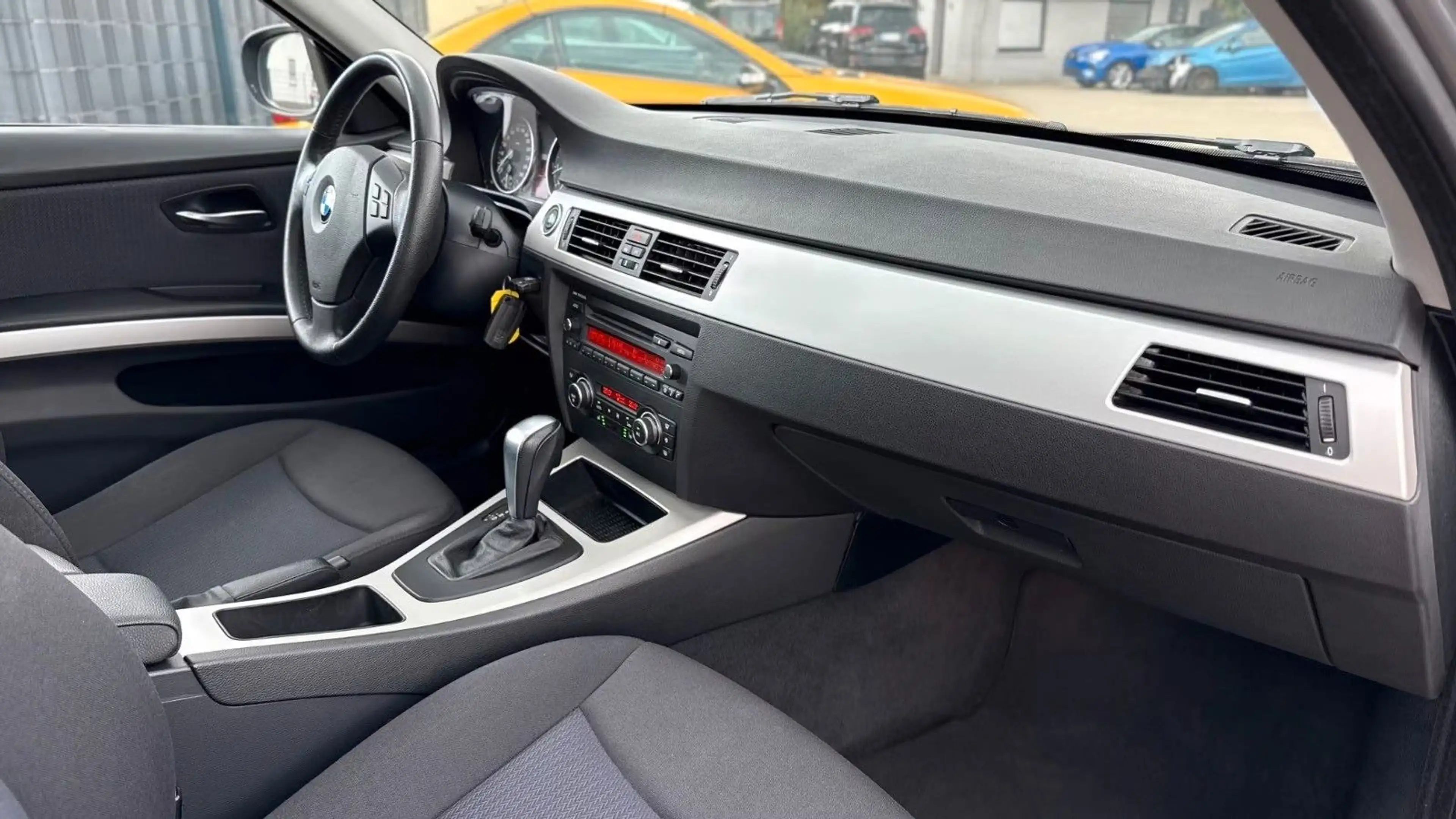 BMW 325 i Limo LCI-BiXenon-Automatik-Schiebedach-LM — photo 13