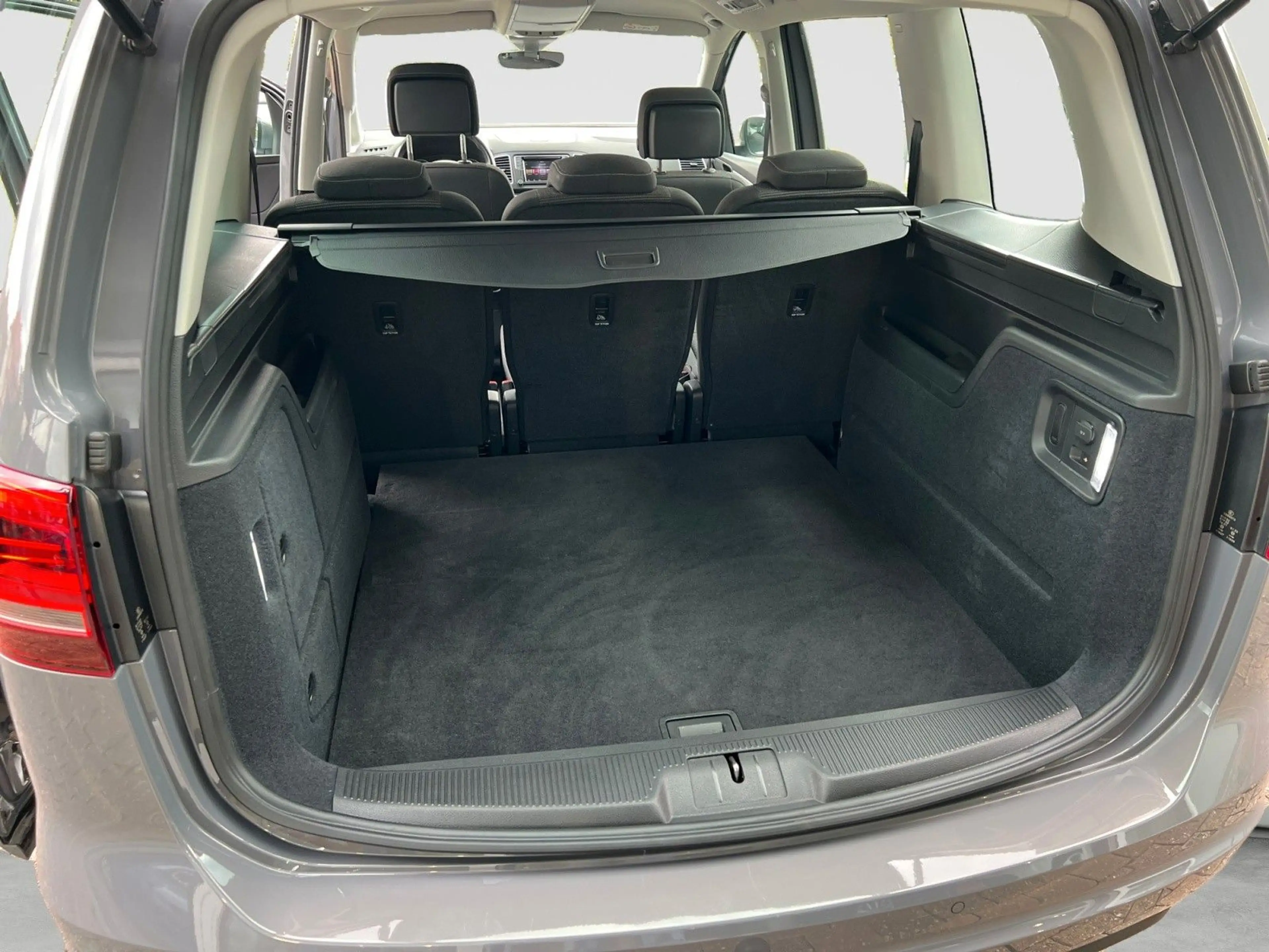 Volkswagen Sharan 1.4TSI DSG Bi-XEN AHK SHZ ACC NAV KLIMA — photo 14