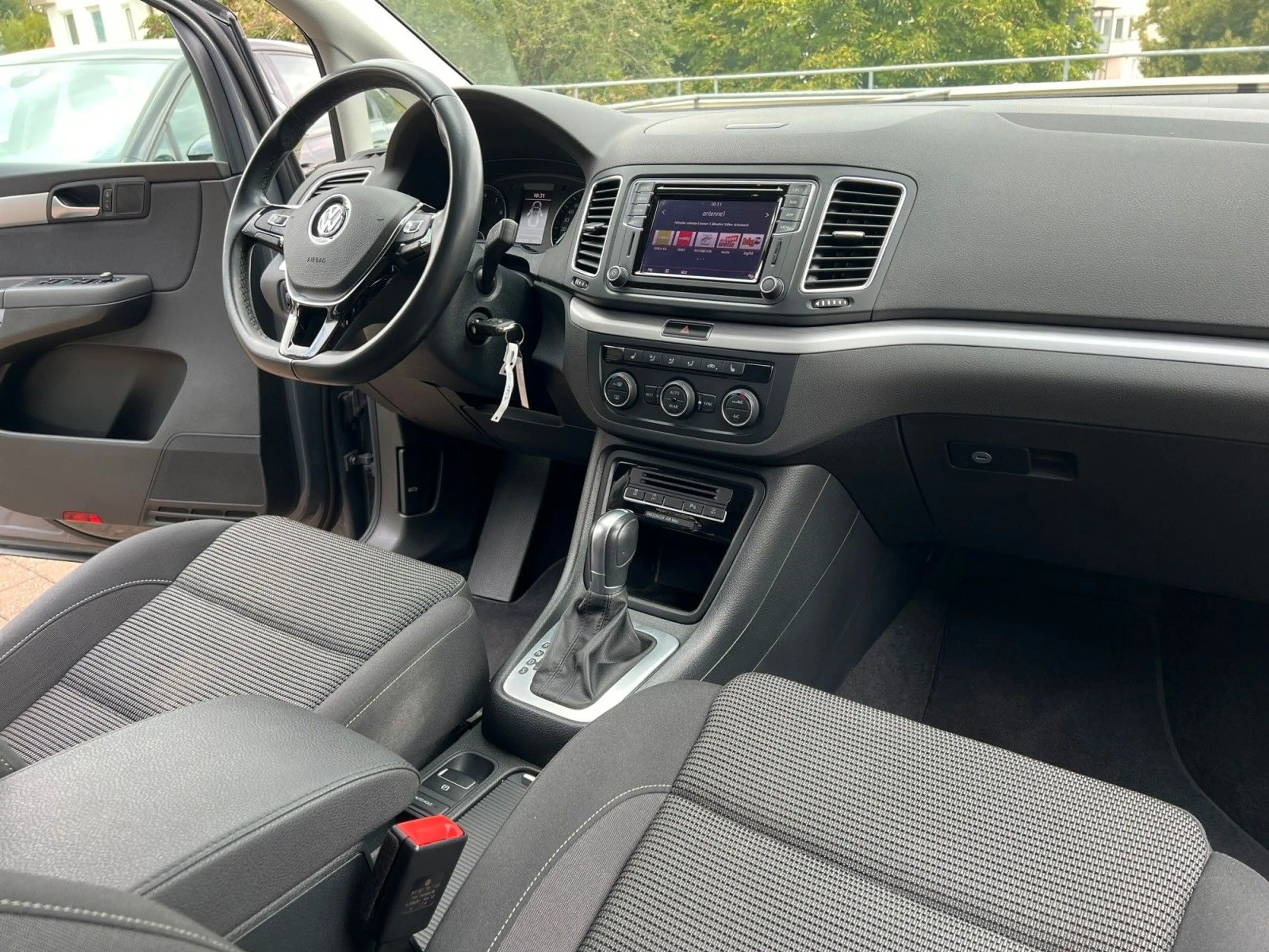 Volkswagen Sharan 1.4TSI DSG Bi-XEN AHK SHZ ACC NAV KLIMA — photo 11