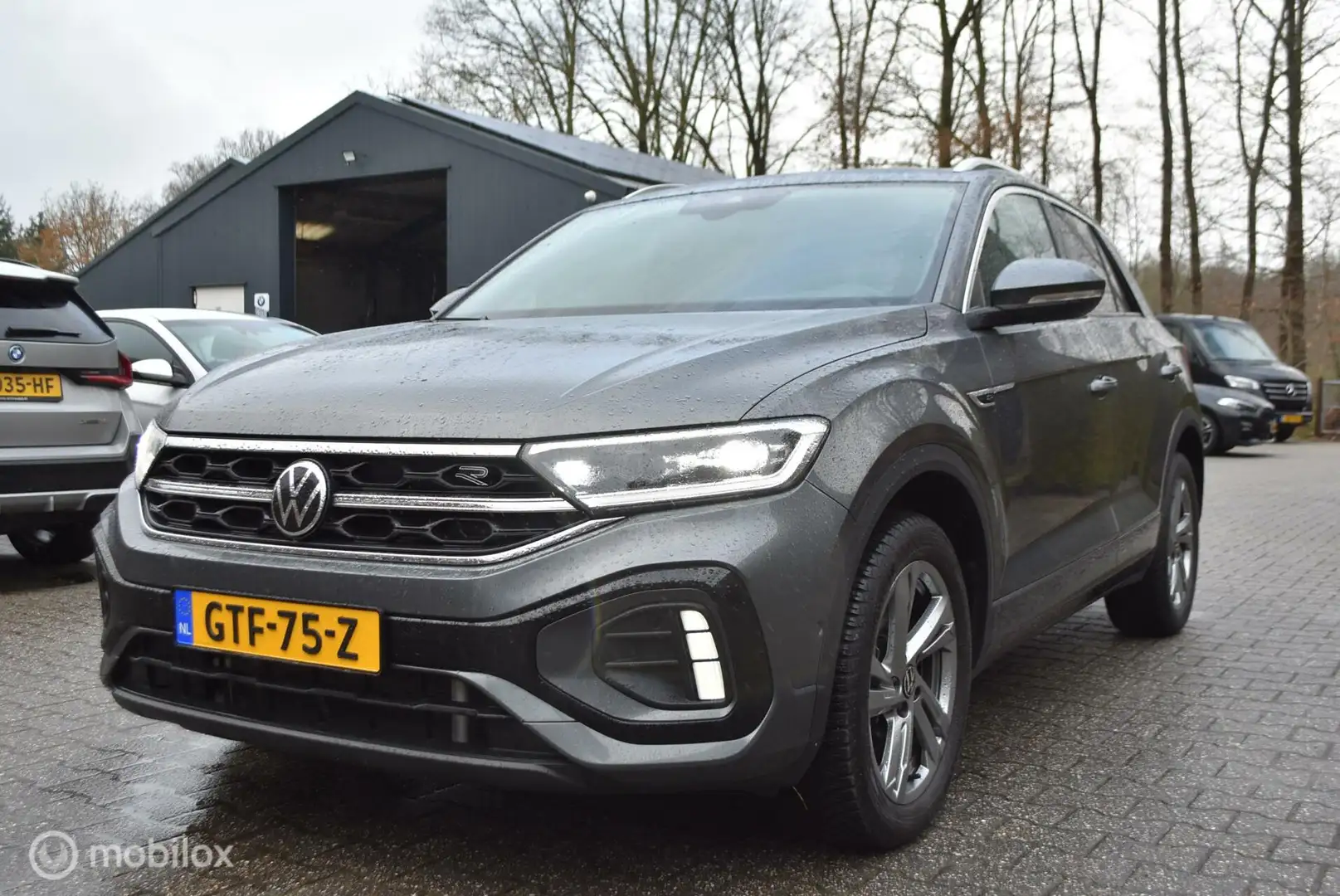 Volkswagen T-Roc 1.5 TSI R-Line Aut Bj 2024 Grau - 2
