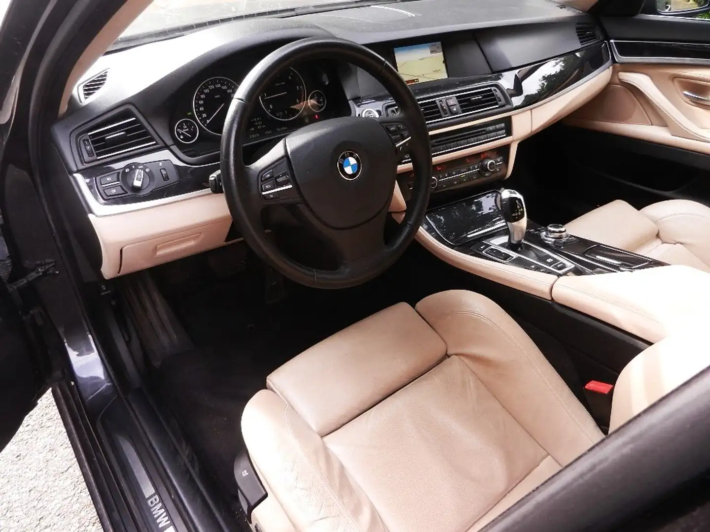 BMW 525 525d xDrive Touring Aut. Czarny - 2