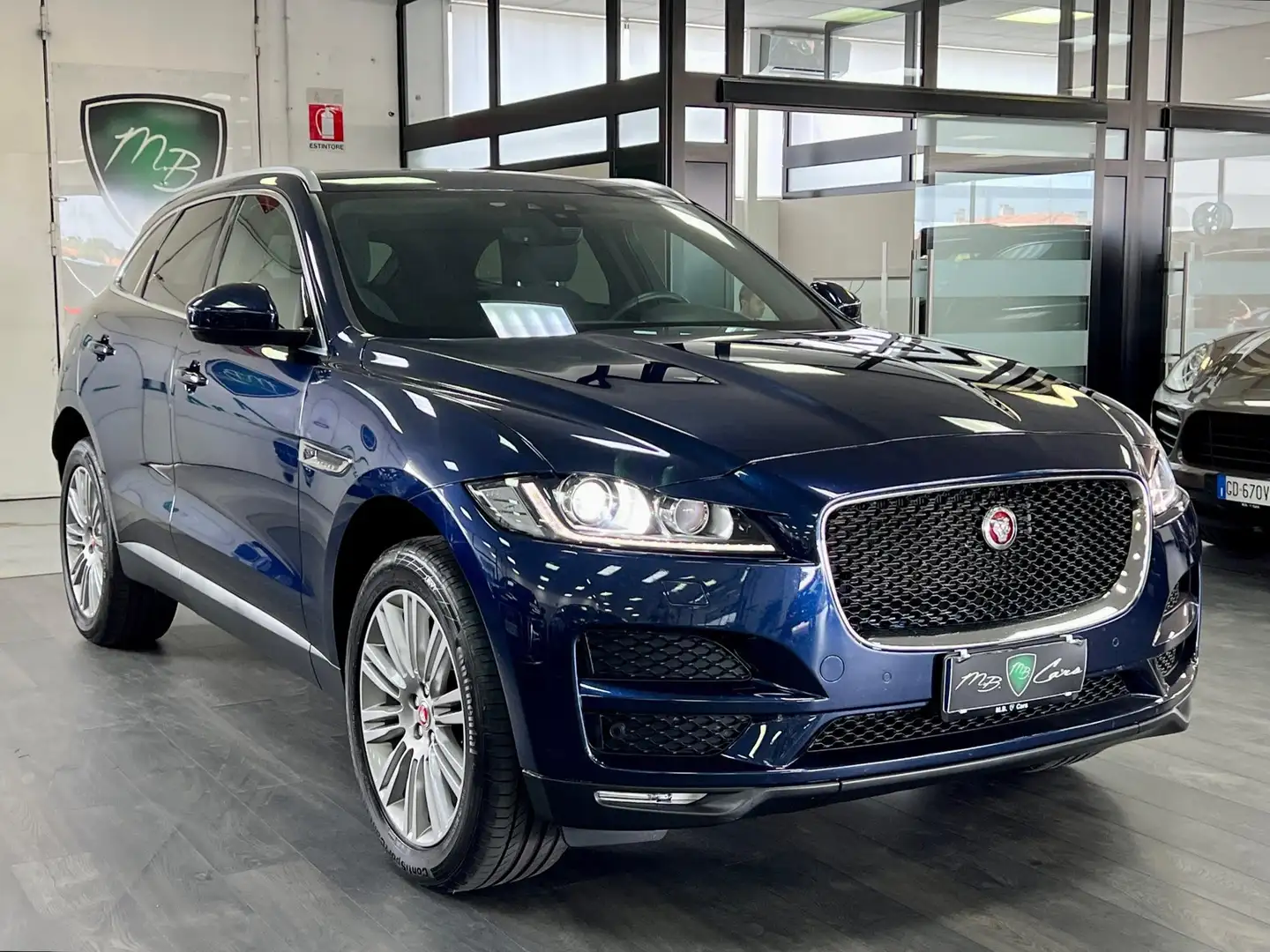 Jaguar F-Pace 2.0d i4 Pure 180cv auto Blauw - 1