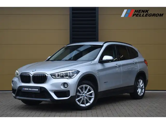 BMW X1 sDrive20i High Executive * Lederen bekleding * LED