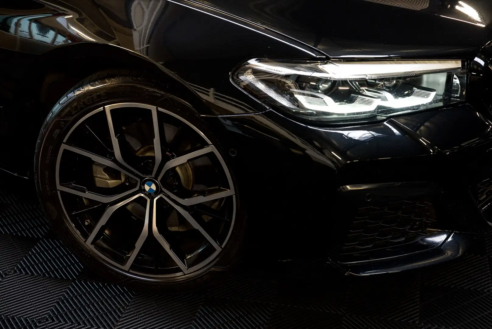 BMW 520 5-serie 520i M-Sport PANO/HUD/360CAM/GARANTIE 2027 Zwart - 2