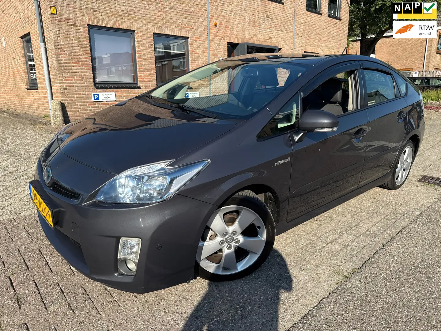 Toyota Prius 1.8 Executive Business Grijs - 1