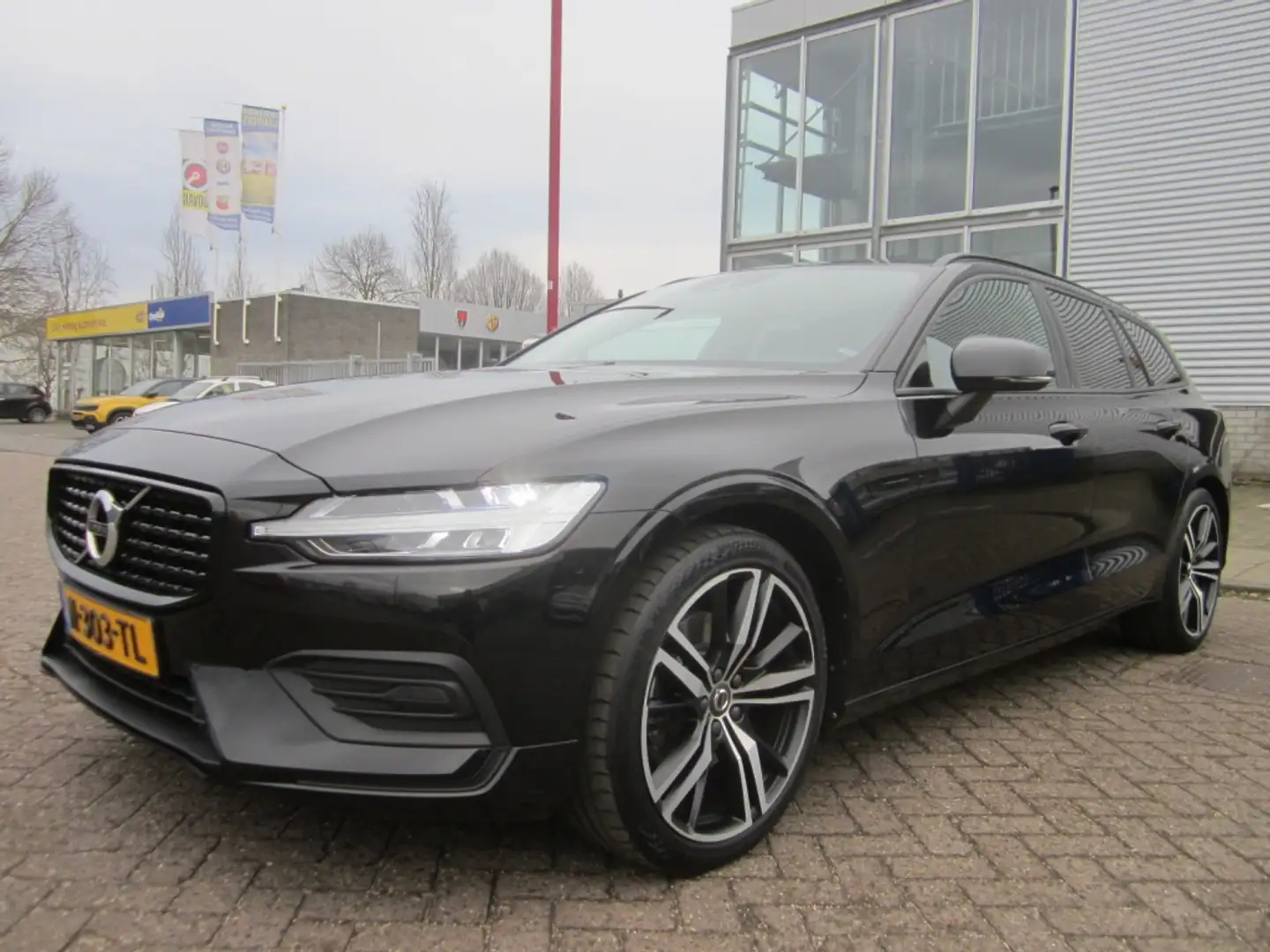 Volvo V60 2.0 B3 Mom. Adv. l Navi l Automaat l Xenon Schwarz - 1