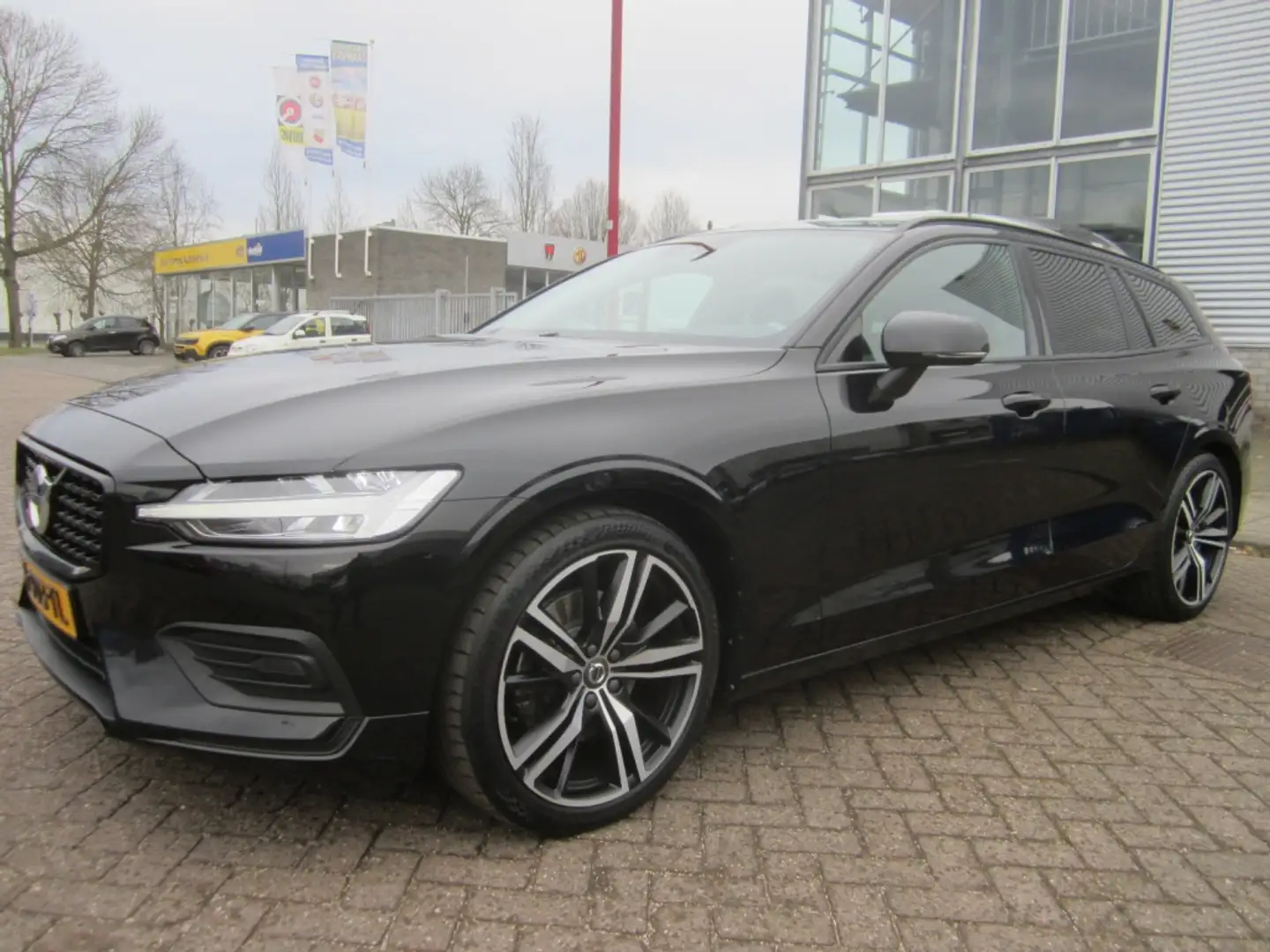 Volvo V60 2.0 B3 Mom. Adv. l Navi l Automaat l Xenon Schwarz - 2