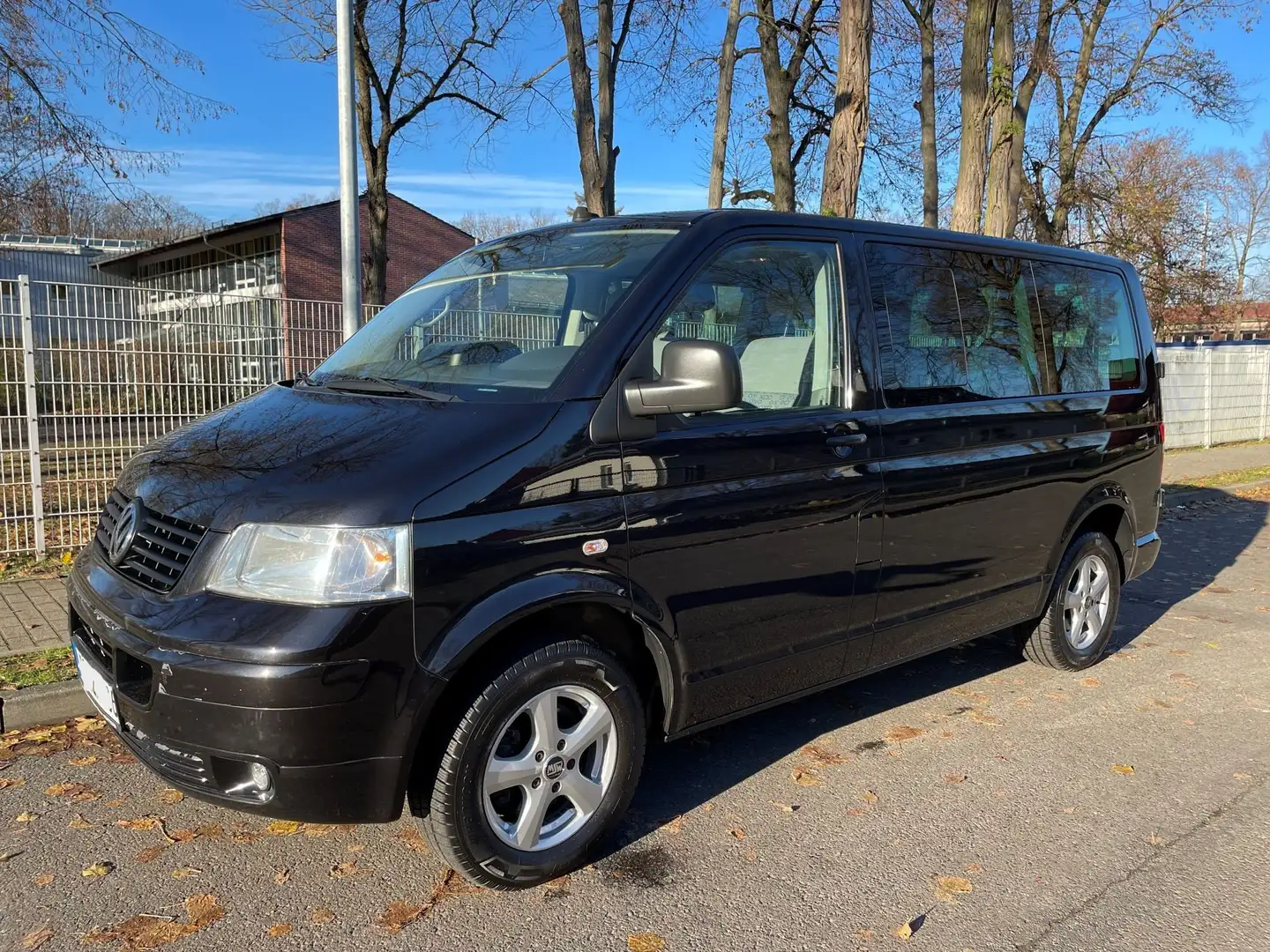 Volkswagen T5 Caravelle Caravelle Kurz DPF Trendline, 9-Sitzer mit AHK Negro - 1