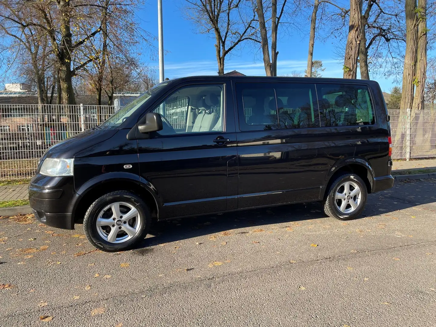 Volkswagen T5 Caravelle Caravelle Kurz DPF Trendline, 9-Sitzer mit AHK Negro - 2