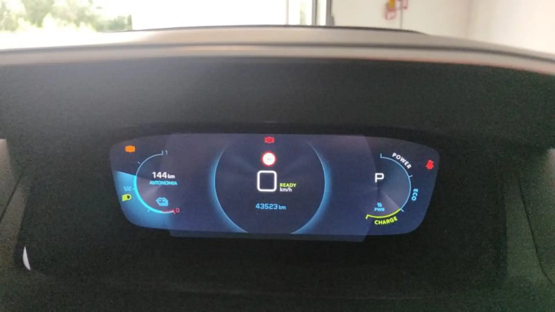 Peugeot 2008 motore elettrico 136 CV Allure Pack Nero - 2