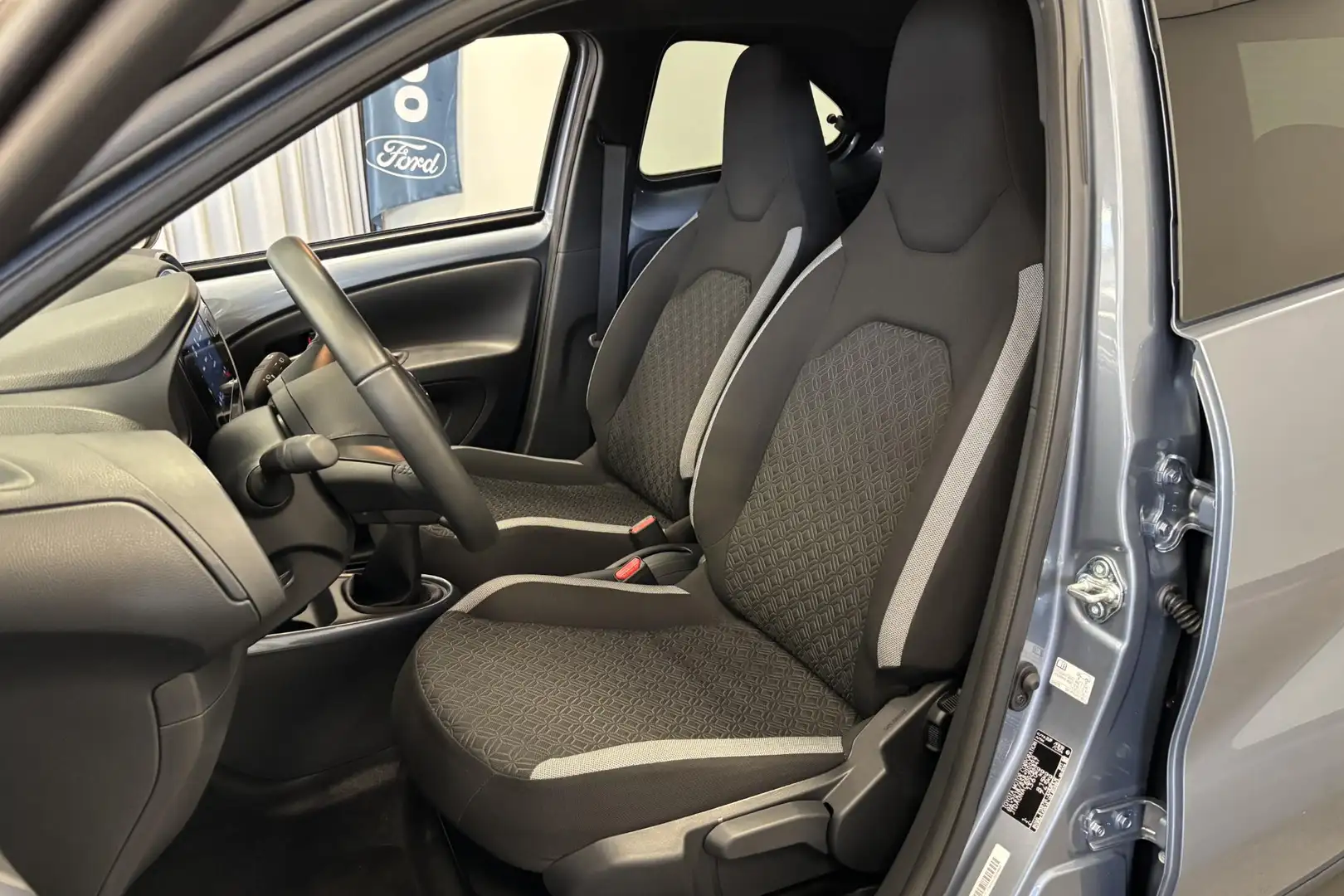 Toyota Aygo X 1.0 VVT-i MT Play | Camera | Stoelverwarming | BI- Gris - 2