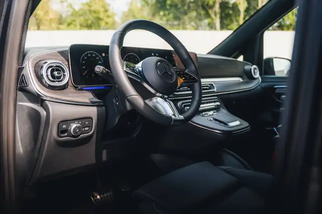 Mercedes-Benz V 300 view 10