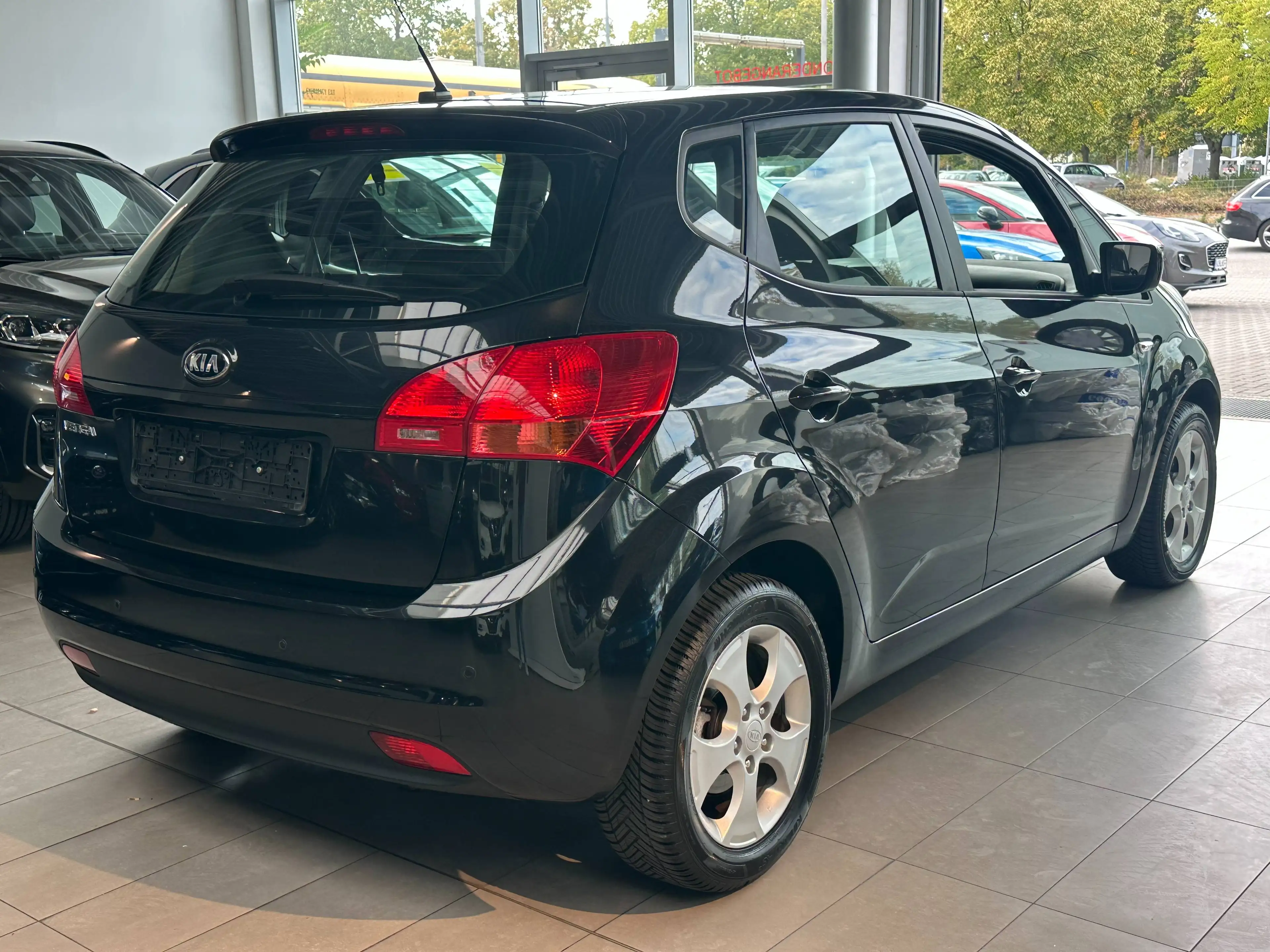 Kia Venga 1.4 CVVT 90PS Edition 7 Sitzheizung Klima Allwetter — photo 5