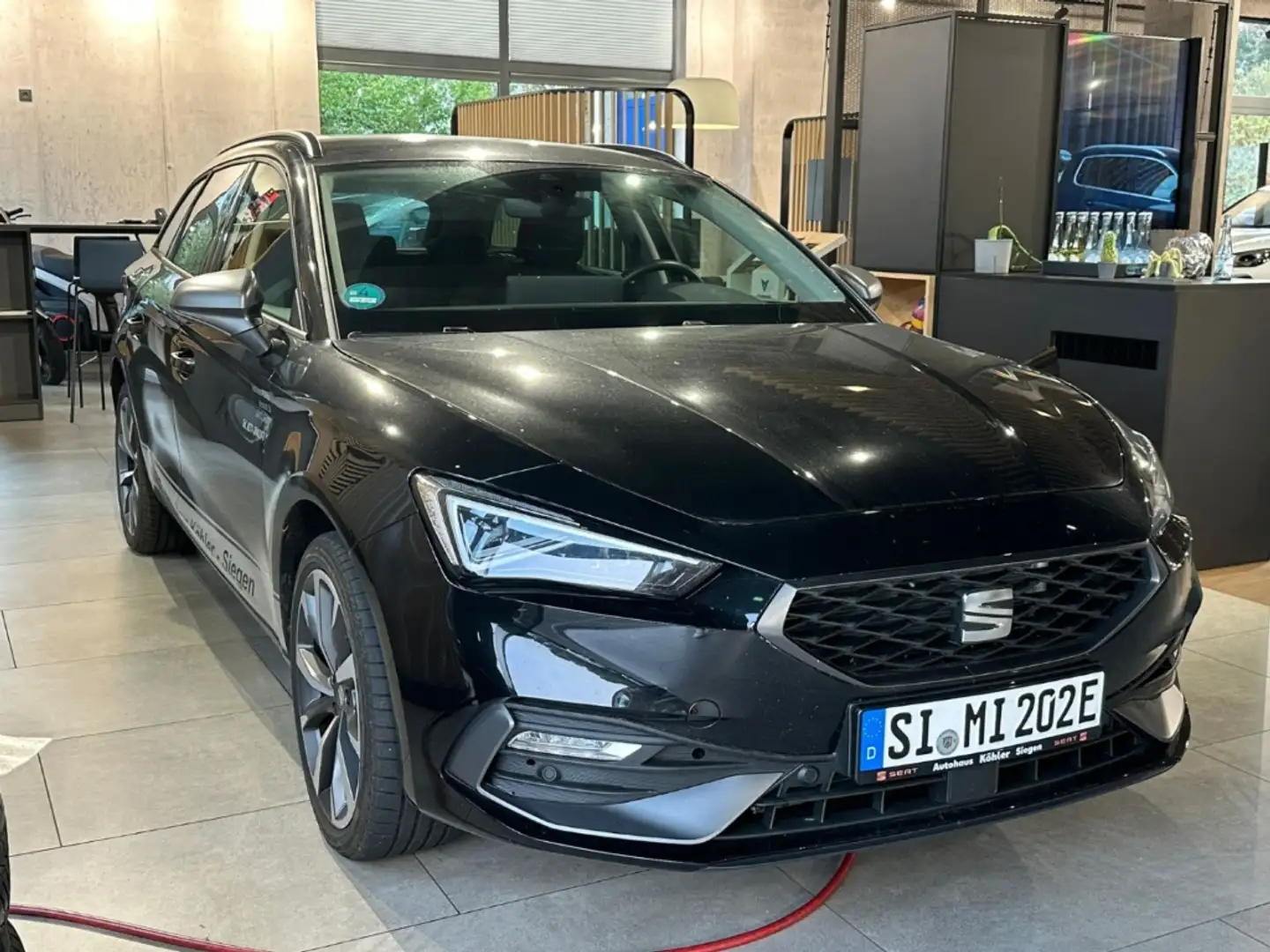 SEAT Leon Sportstourer 1.5 e-Hybrid 150 kW AHK Navi Noir - 2
