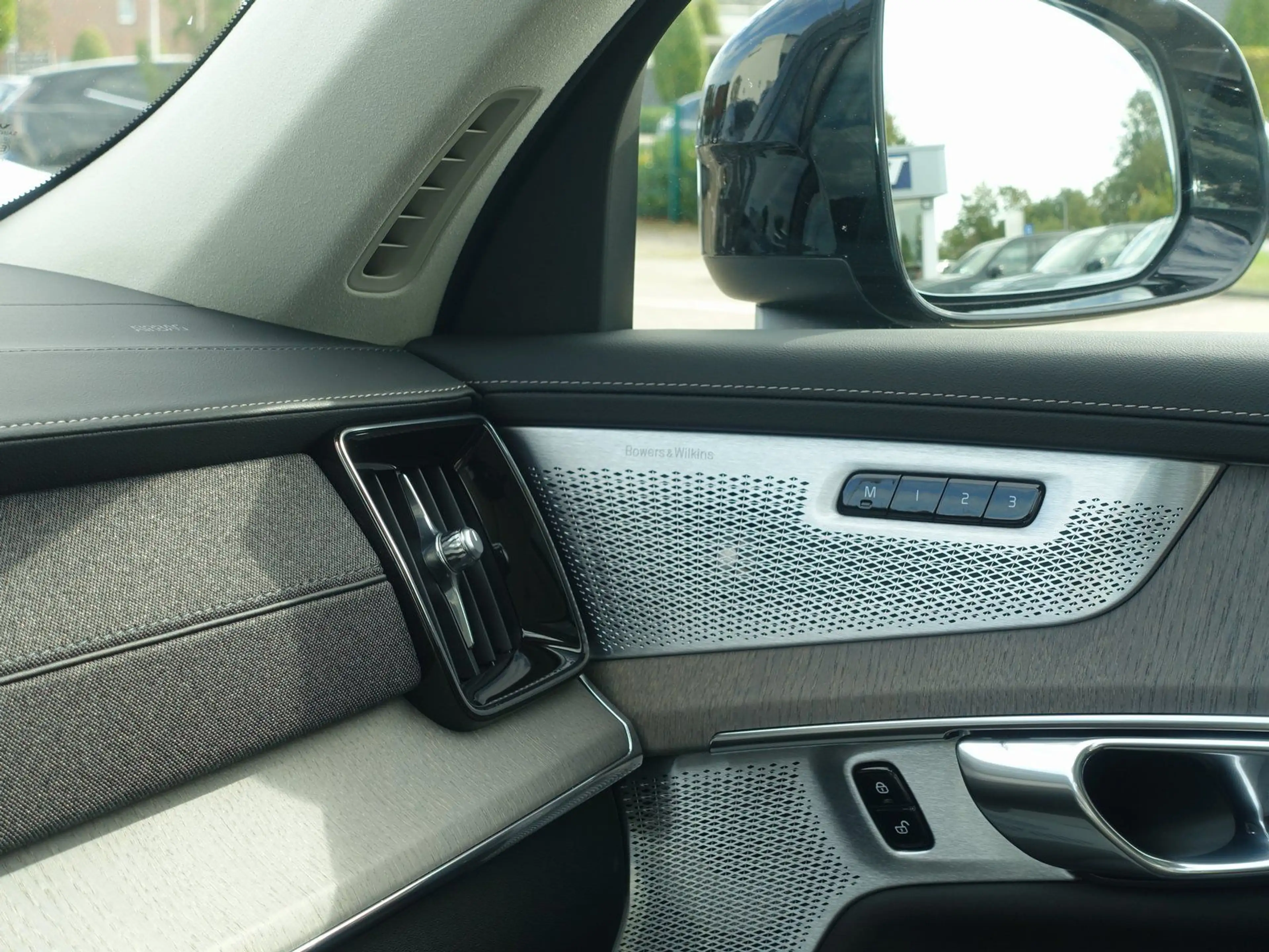 Volvo XC90 Ultra T8 AWD Plug-in/B&W/AHK/Pano/FourC/HUD — photo 15