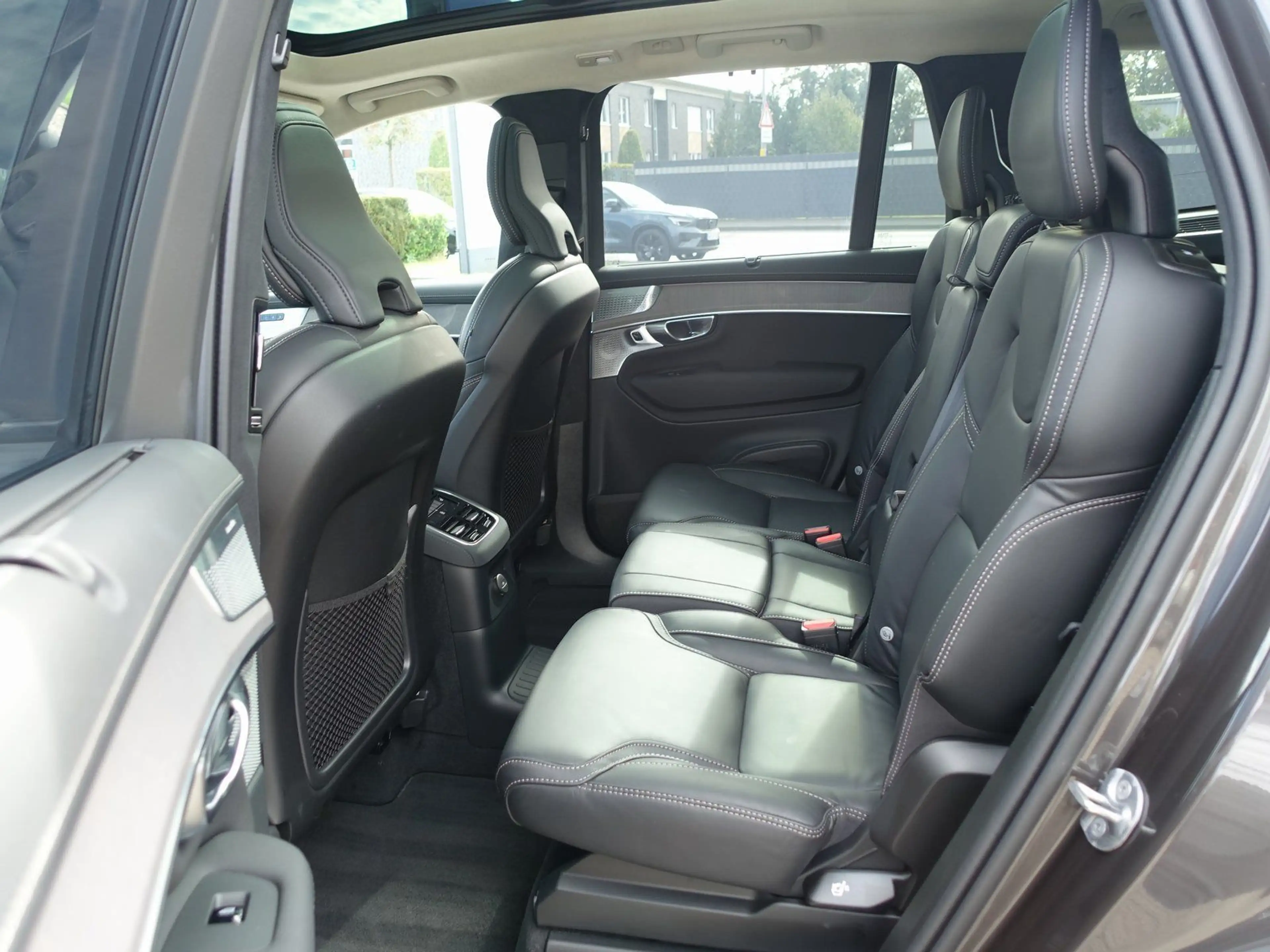 Volvo XC90 Ultra T8 AWD Plug-in/B&W/AHK/Pano/FourC/HUD — photo 11