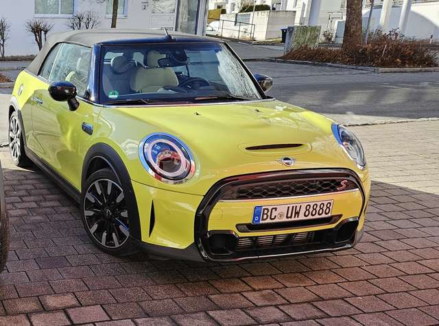 Imagine MINI Cooper S Cabrio Mini Cooper S Cabrio Aut. MINI Yours Trim