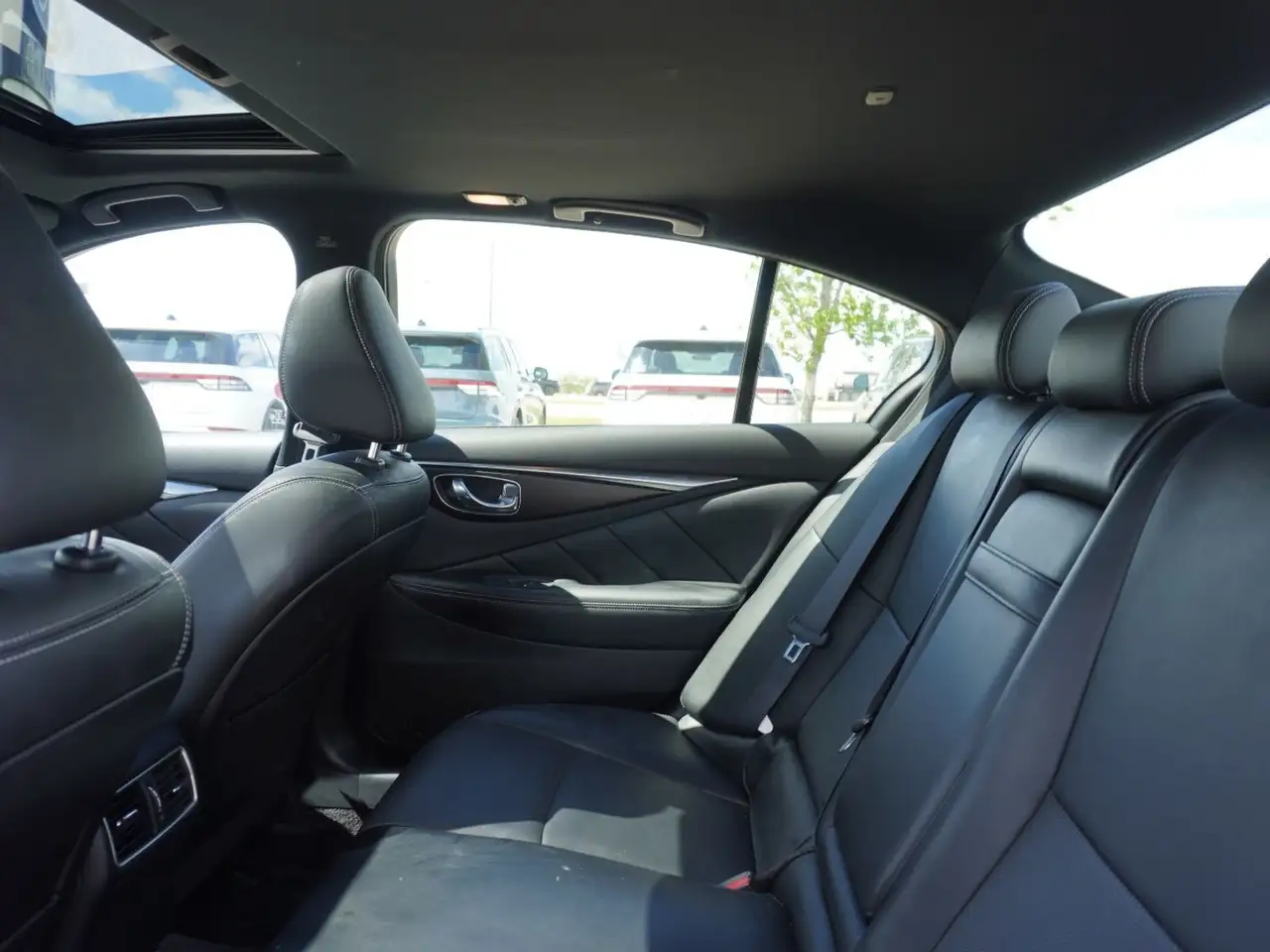 Infiniti Q50 снимка Infiniti Q50