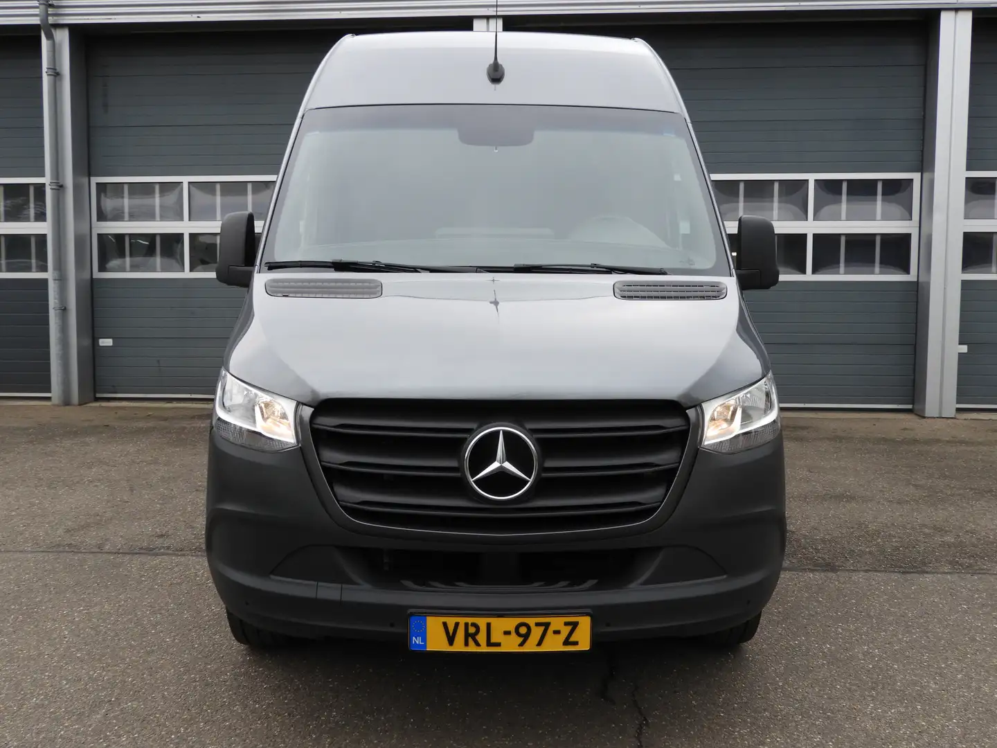 Mercedes-Benz Sprinter 315 1.9 CDI L2H2 RWD AUT | 3.5t TREKHAAK | MBUX | Grijs - 2