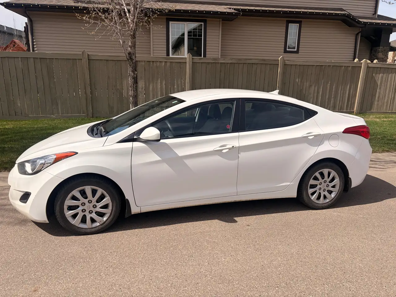 Hyundai ELANTRA photo Hyundai ELANTRA