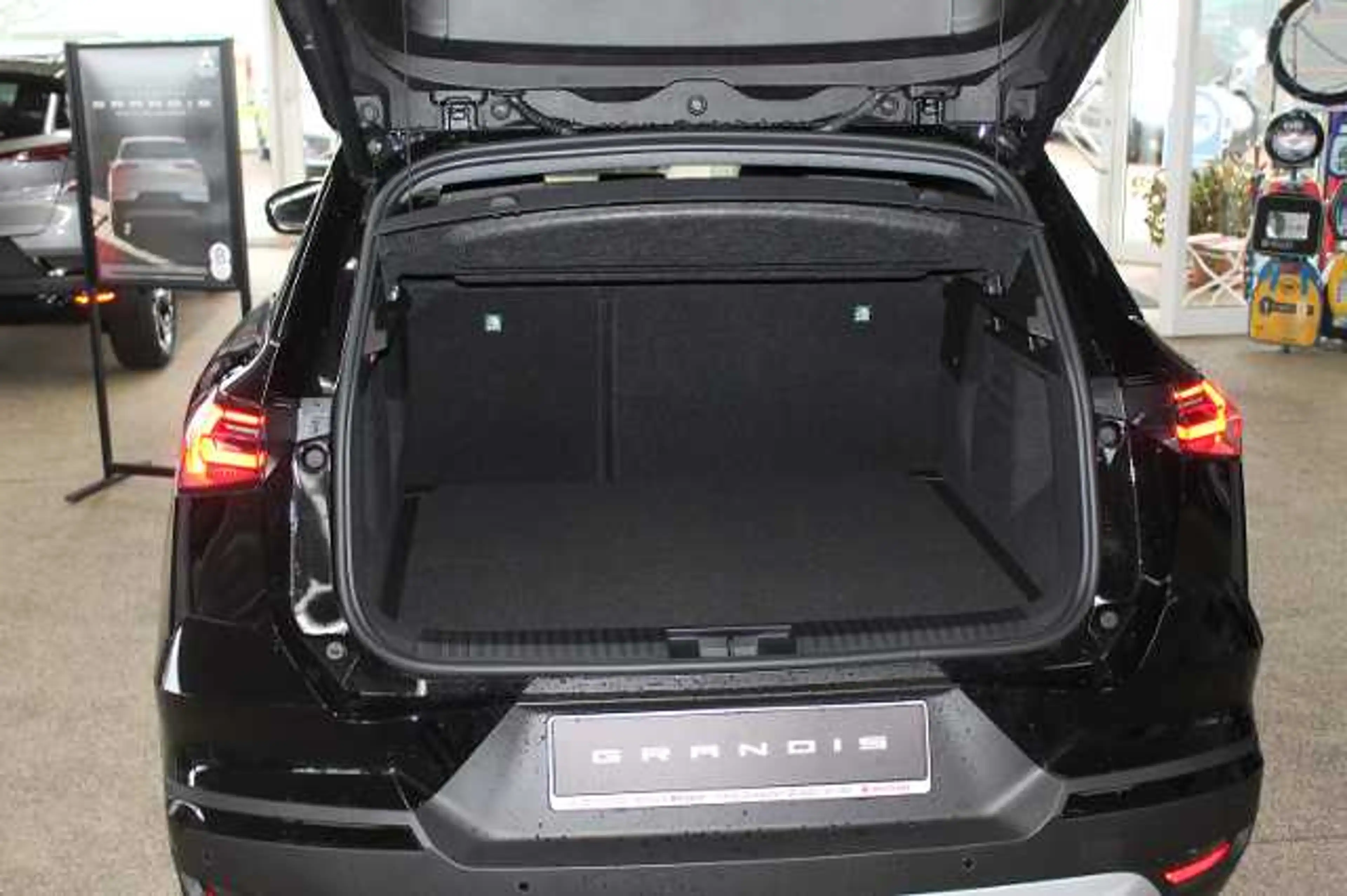 Mitsubishi Grandis Intro Edition 1.3 T-Benziner 7-DCT — photo 4