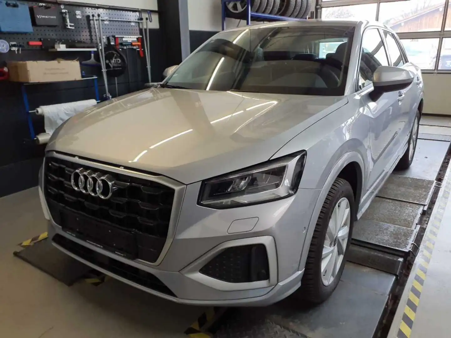Audi Q2 35 TDI Advanced LED Shz Silber - 2