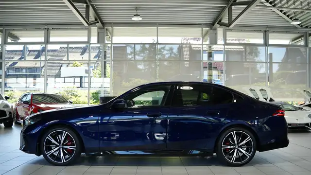 BMW 5 Series view 11