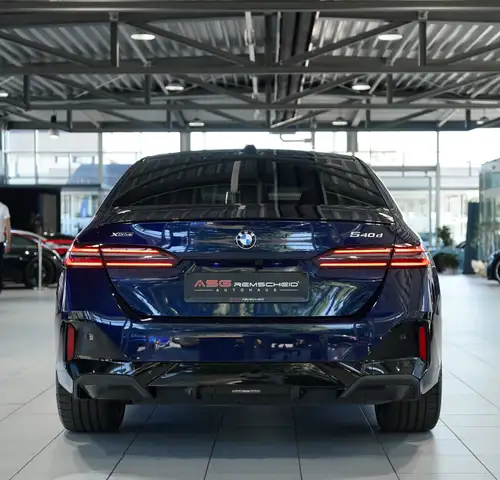 BMW 5 Series view 9