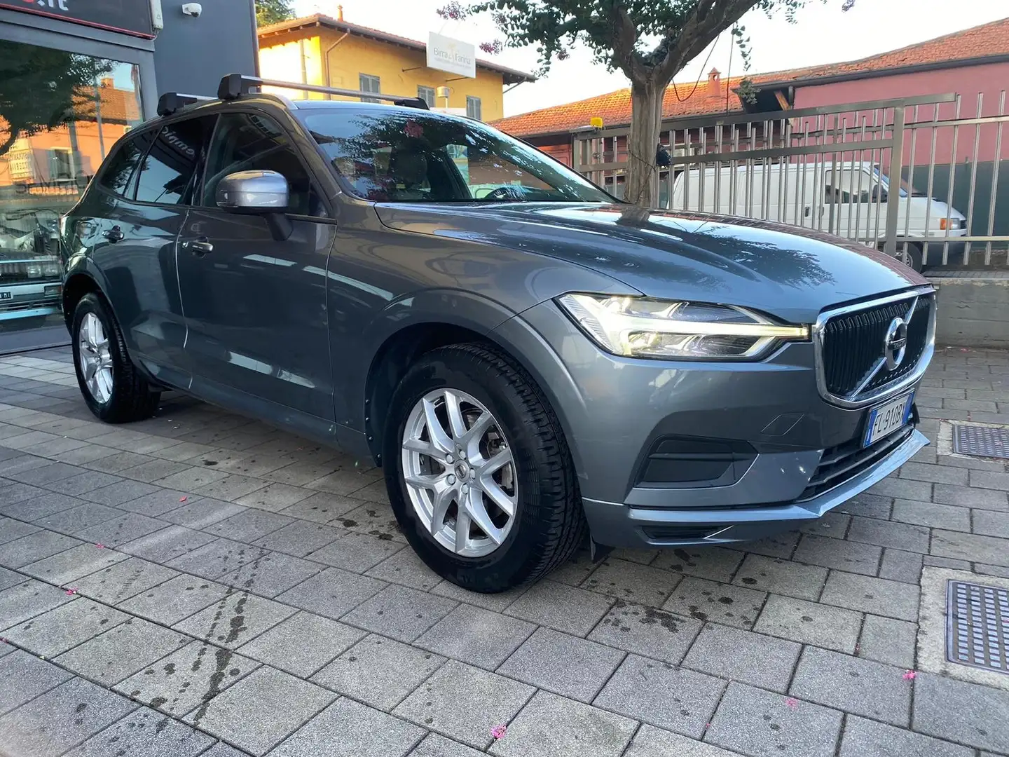 Volvo XC60 2.0 d4 Business awd geartronic Grigio - 2