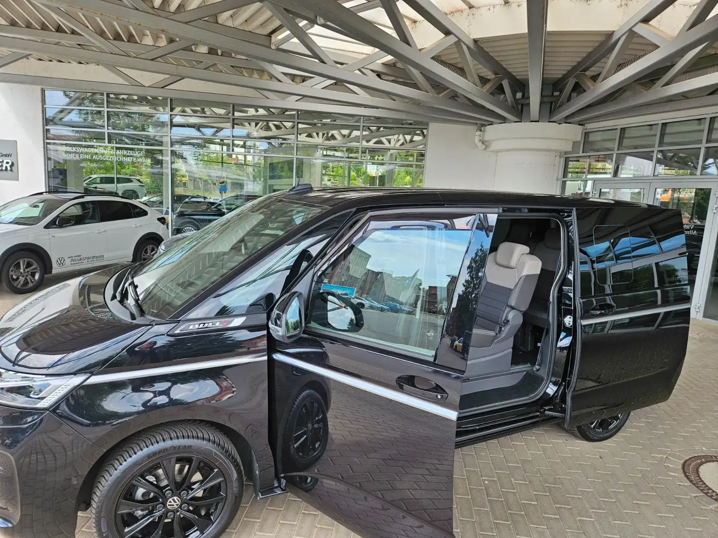 Volkswagen T7 Multivan 2.0 TDI SCR DSG Überhang Style Schwarz - 2