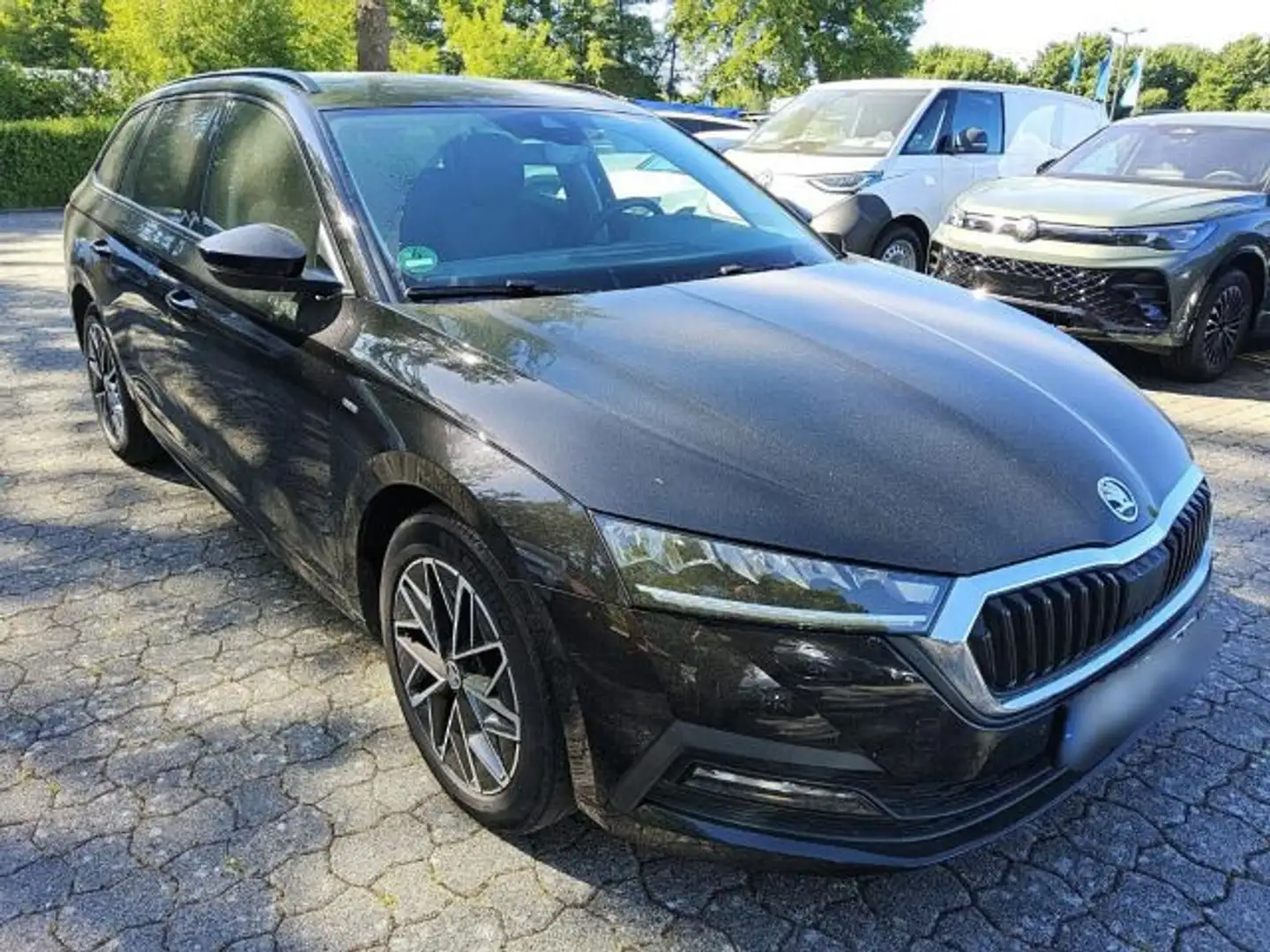 Skoda Octavia Combi 2.0 TDI DSG CLEVER LED LM17 AHK Schwarz - 2