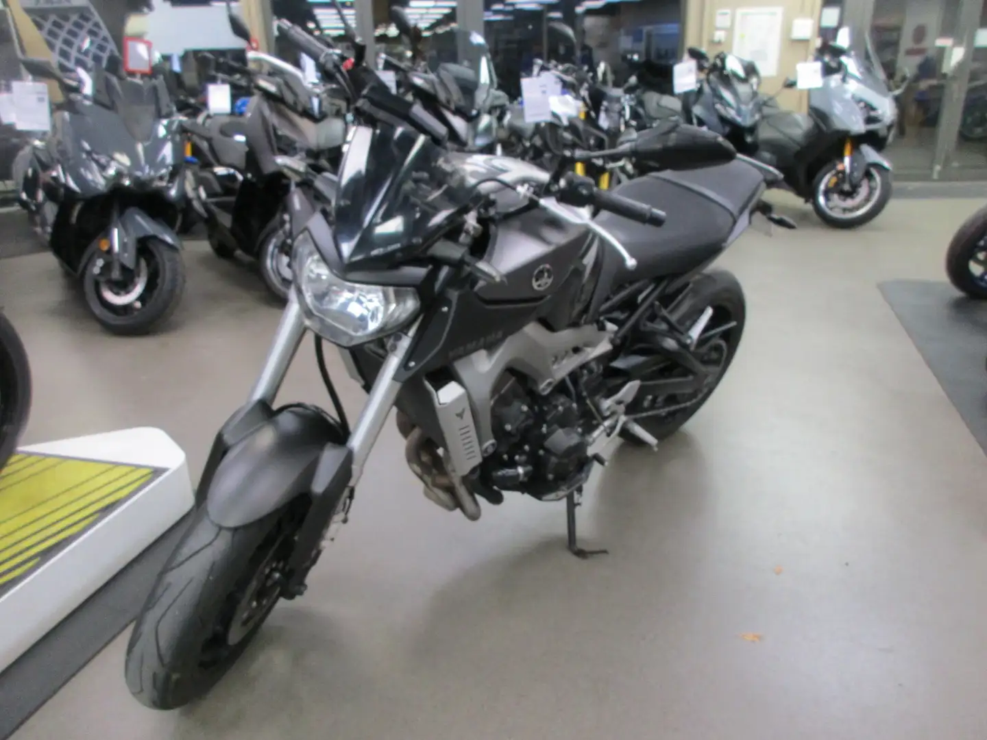 Yamaha MT-09 Gris - 2