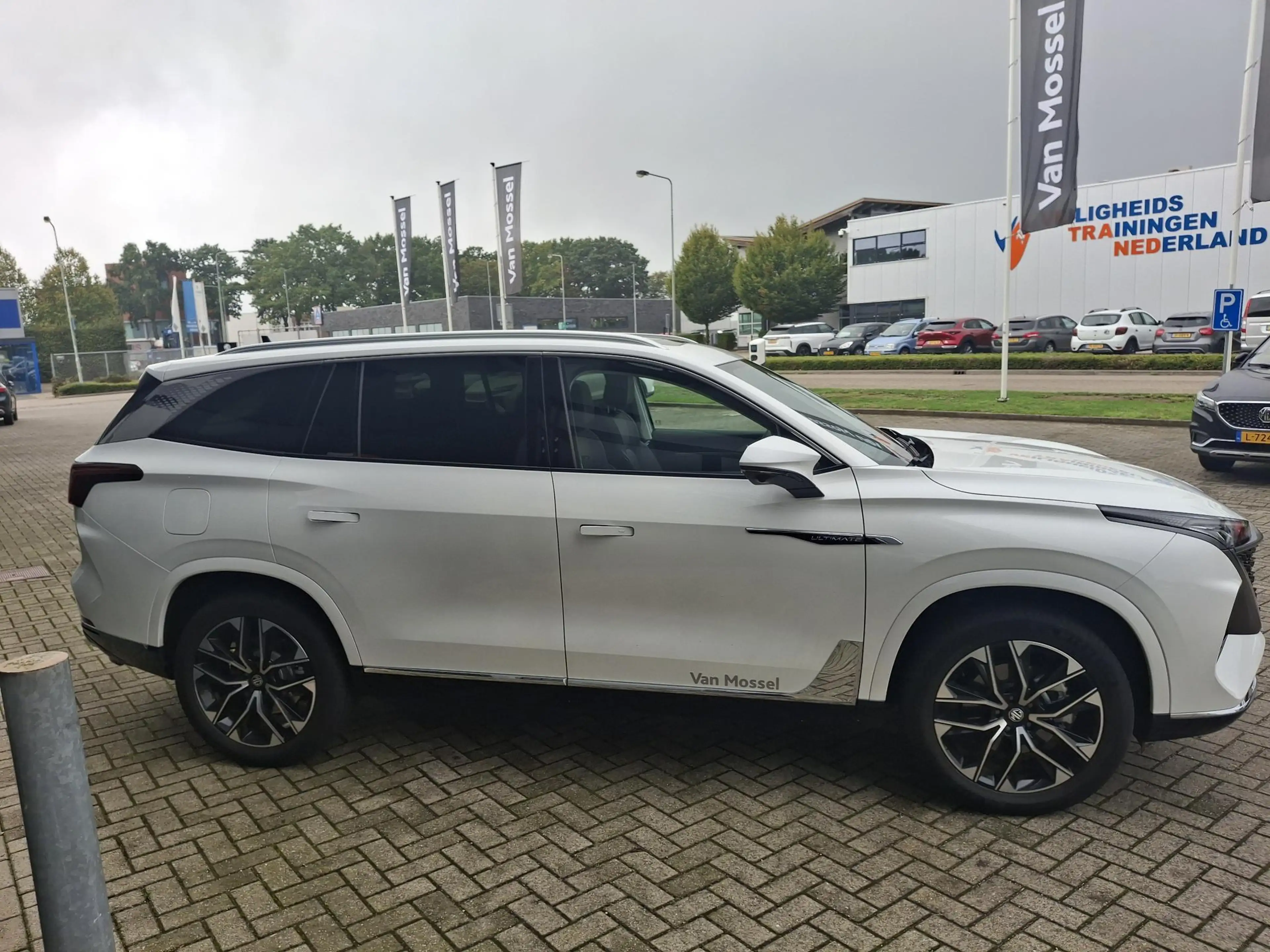 MG MGS9 1.5 Premium Plug-in Hybrid | Trekhaak | Panoramdak — photo 5