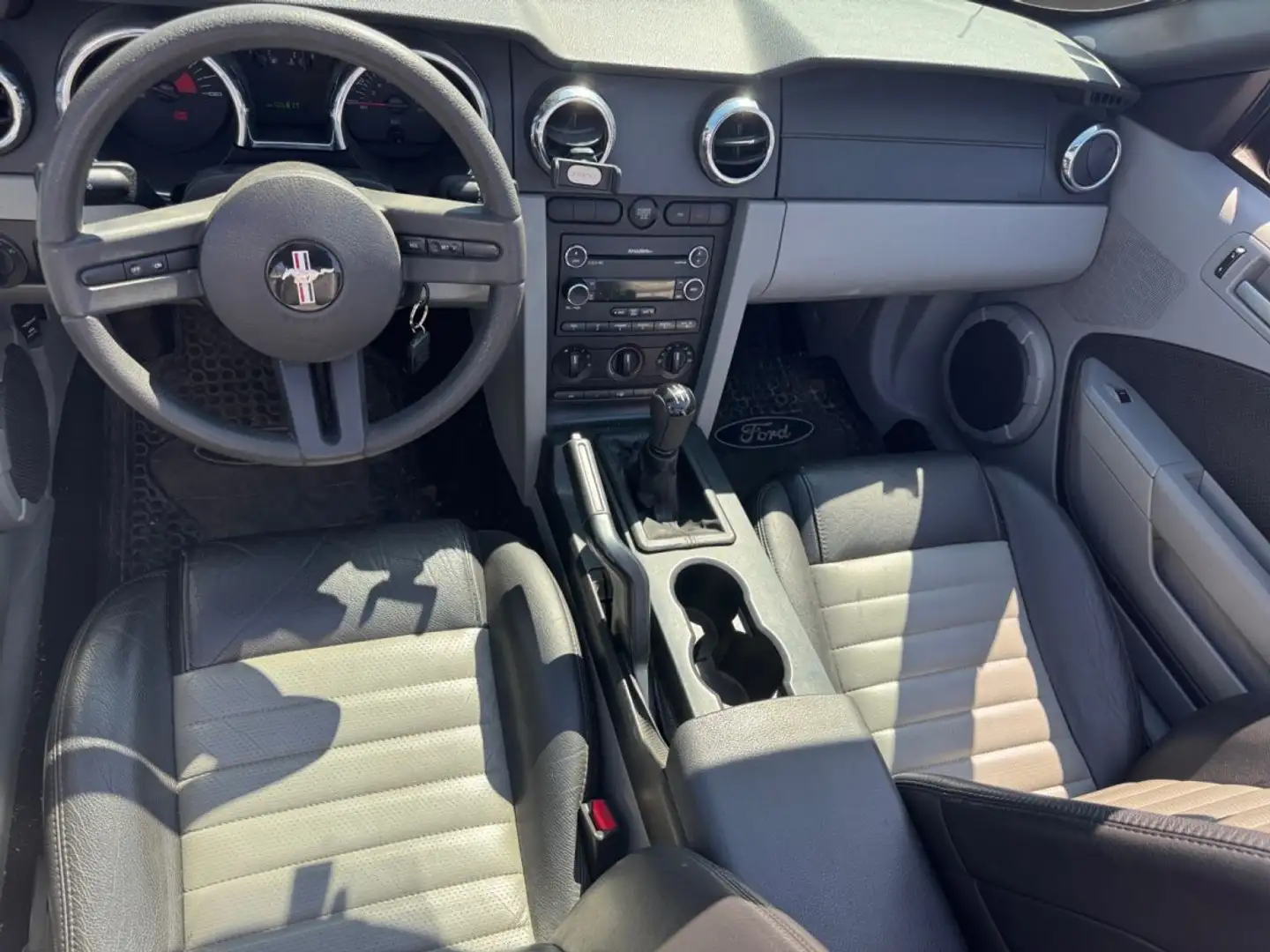Ford Mustang GT/CS CALIFORNIA SPECIAL V8 4.6L SOHC 24 SOUPAPES  Or - 2