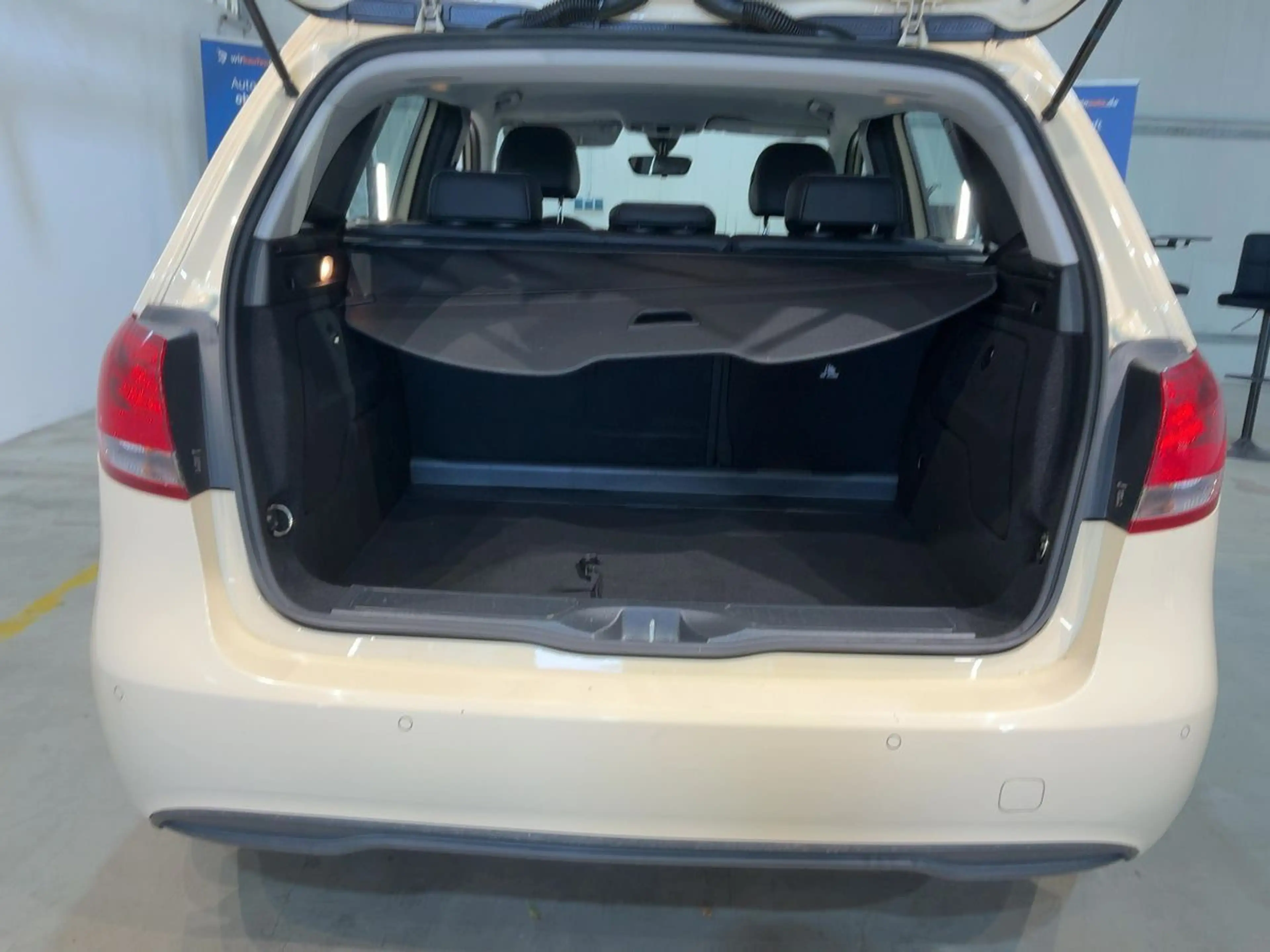 Mercedes-Benz B 200 d DCT Taxi — photo 15