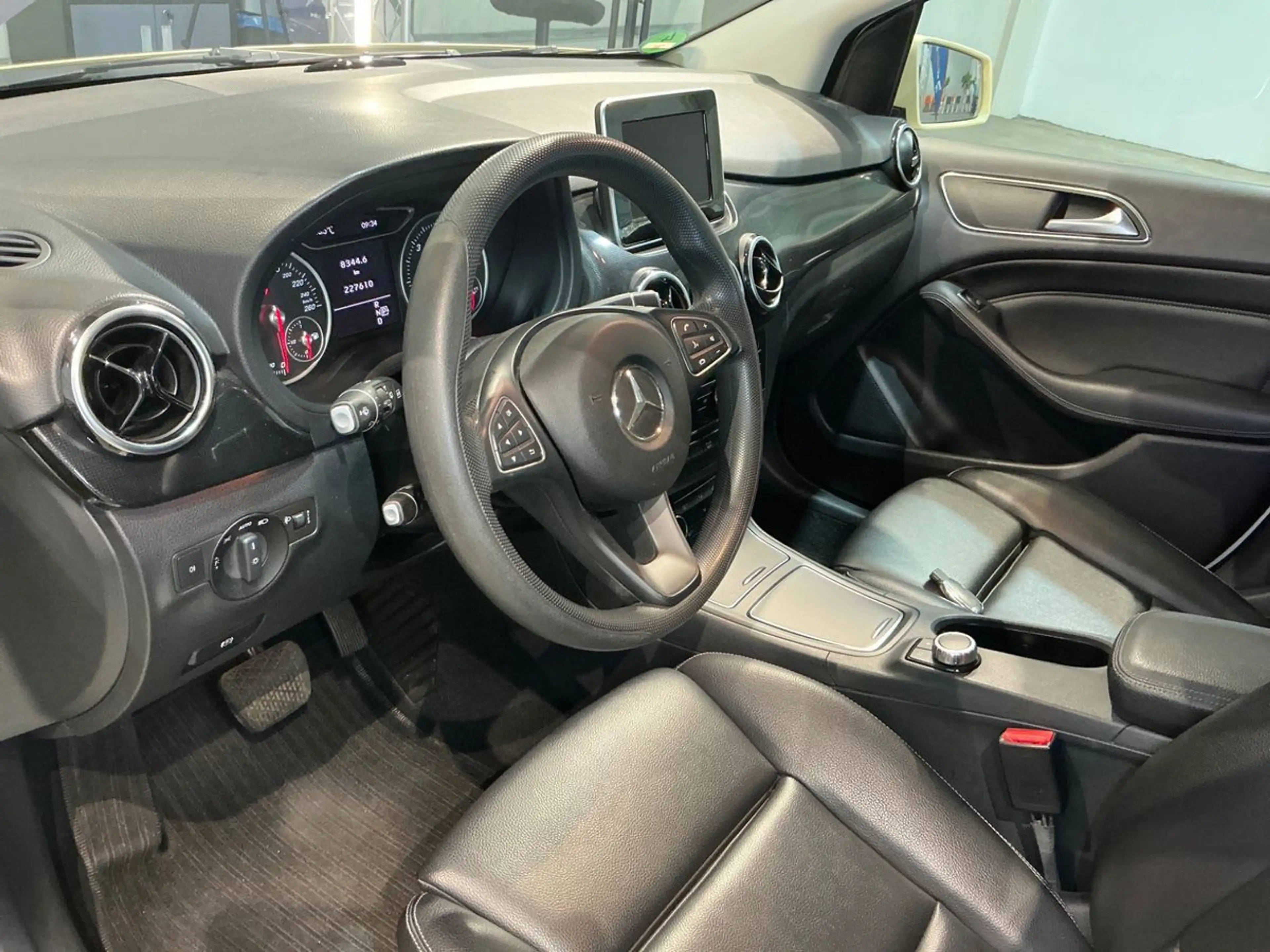 Mercedes-Benz B 200 d DCT Taxi — photo 10
