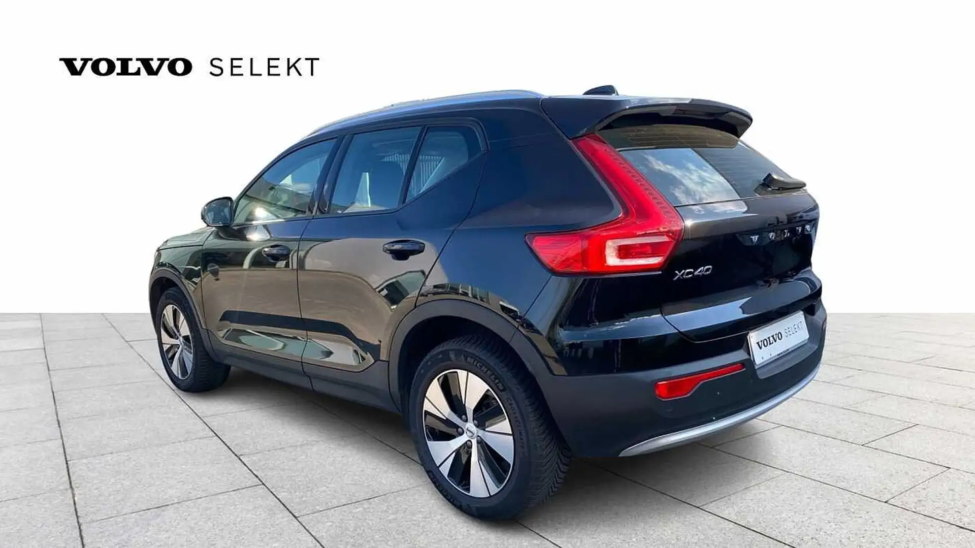 Volvo XC40 Core, B3 Mild hybrid, Benzine, CARPLAY, KEYLESS,.. Zwart - 2