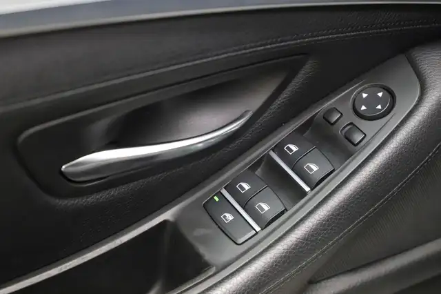 BMW 5 Series view 14