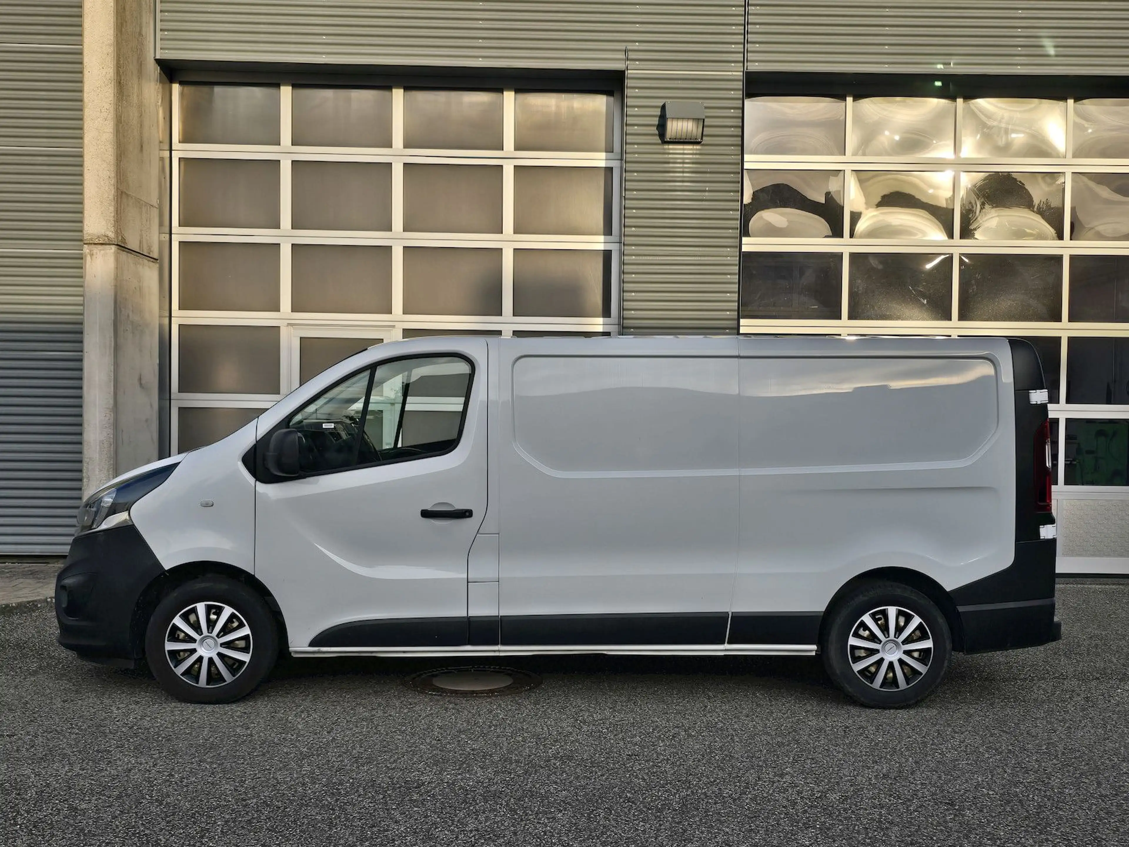 Opel Vivaro Kasten L2H1 Kühlkasten Klima NAVI — photo 2