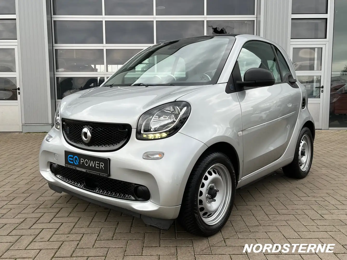 smart forTwo smart EQ fortwo Cool & Media PANORAMA+NAVI+SHZ Silber - 2