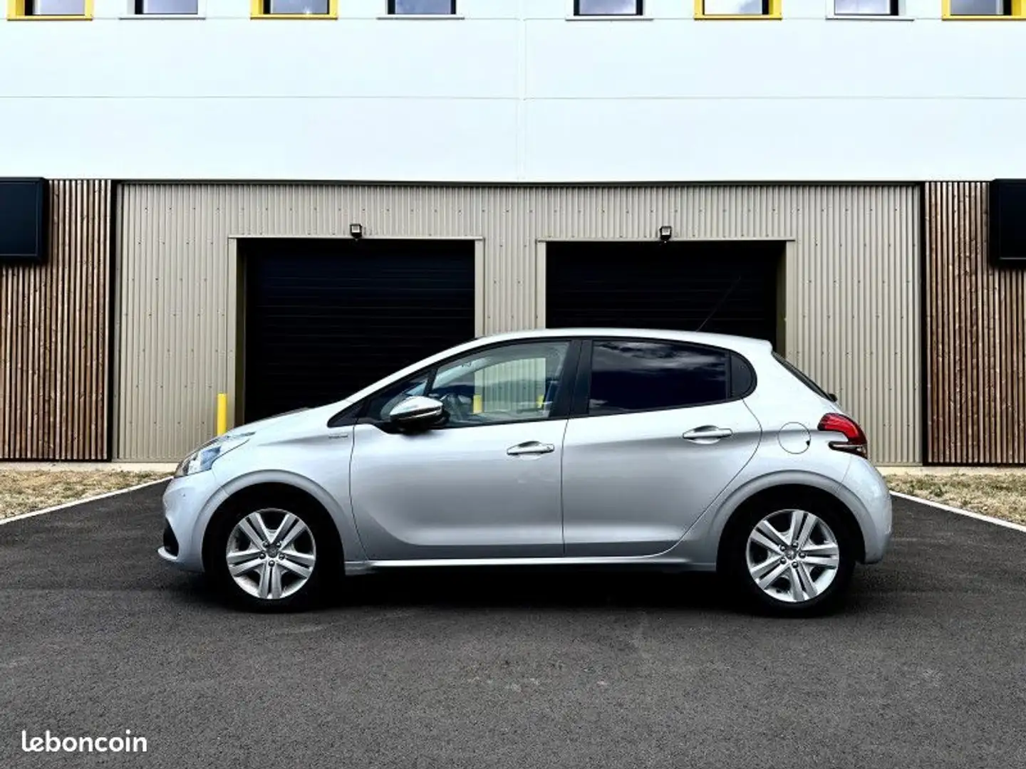 Peugeot 208 1.2 STYLE 82ch 5P 1ÈRE MAIN Gris - 2